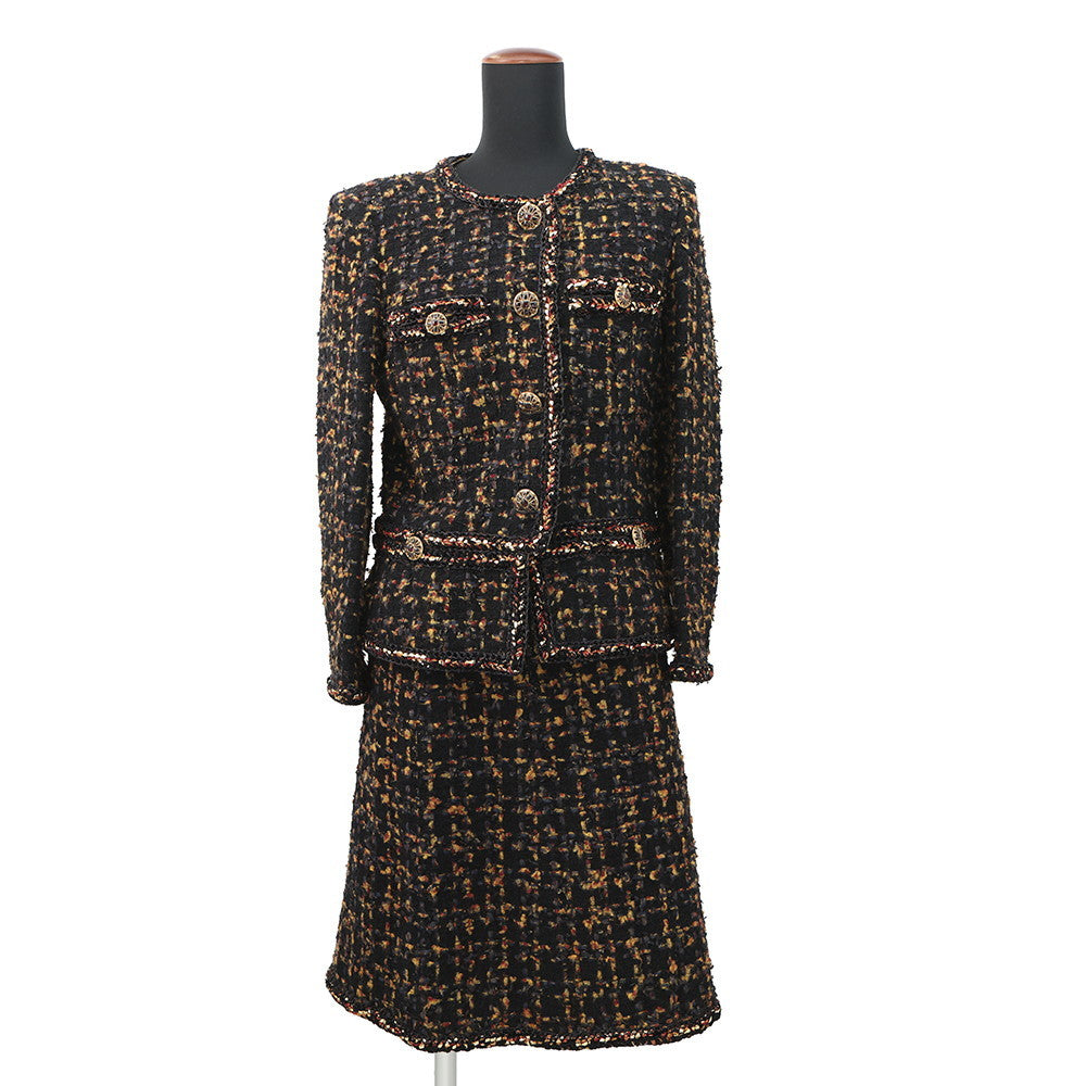 CHANEL Tweed 4-pocket collarless jacket and skirt set with Gripoa buttons Size Jacket36/Skirt38 Black/Yellow/Navy/Bordeaux/GoldP61915V47013 Cotton44% Polyamide31% Silk12% Acetate9% Mohair 4%