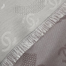 将图像加载到图库查看器中，CHANEL CC Logo Stole Greige Silk100%
