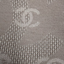 将图像加载到图库查看器中，CHANEL CC Logo Stole Greige Silk100%
