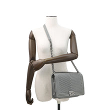 将图像加载到图库查看器中，CHANEL Boy Chanel Chevron ChainShoulder Bag Gray Lambskin beads Size 28
