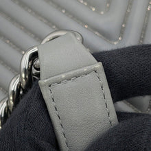 将图像加载到图库查看器中，CHANEL Boy Chanel Chevron ChainShoulder Bag Gray Lambskin beads Size 28
