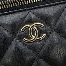 将图像加载到图库查看器中，CHANEL Matelasse CC Logo Chain Vanity Bag BlackAP2199 Lambskin
