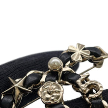 将图像加载到图库查看器中，CHANEL CC Logo Brooch BlackAB4726 Leather
