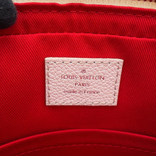 将图像加载到图库查看器中，LOUIS VUITTON Trio Messenger WhiteM20665 Damier Giant Spray
