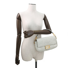 将图像加载到图库查看器中，FENDI baguette White8BR600 Leather
