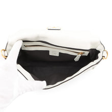 将图像加载到图库查看器中，FENDI baguette White8BR600 Leather
