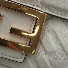 将图像加载到图库查看器中，FENDI baguette White8BR600 Leather

