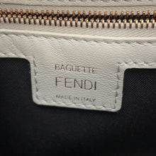 将图像加载到图库查看器中，FENDI baguette White8BR600 Leather
