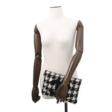 将图像加载到图库查看器中，CHANEL CC Logo Clutch Bag Black/White Tweed
