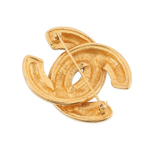 将图像加载到图库查看器中，CHANEL Matelasse CC LogoBrooch Gold Metal
