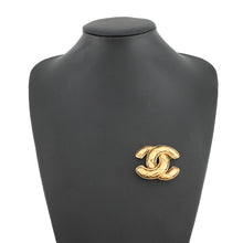 将图像加载到图库查看器中，CHANEL Matelasse CC LogoBrooch Gold Metal
