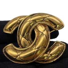将图像加载到图库查看器中，CHANEL Matelasse CC LogoBrooch Gold Metal

