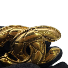 将图像加载到图库查看器中，CHANEL Matelasse CC LogoBrooch Gold Metal
