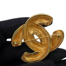 将图像加载到图库查看器中，CHANEL Matelasse CC LogoBrooch Gold Metal

