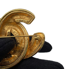 将图像加载到图库查看器中，CHANEL Matelasse CC LogoBrooch Gold Metal
