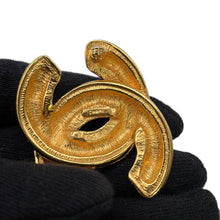 将图像加载到图库查看器中，CHANEL Matelasse CC LogoBrooch Gold Metal
