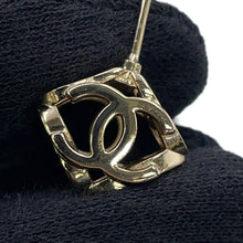 将图像加载到图库查看器中，CHANEL CC Logo Cube Earrings BlackAB9512 Gold Plated

