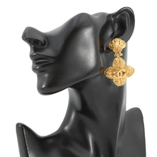 将图像加载到图库查看器中，CHANEL CC Logo Flower Motif Earrings Gold Metal
