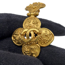 将图像加载到图库查看器中，CHANEL CC Logo Flower Motif Earrings Gold Metal
