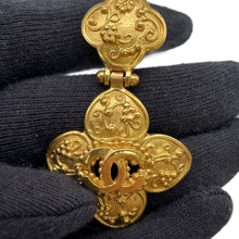 将图像加载到图库查看器中，CHANEL CC Logo Flower Motif Earrings Gold Metal
