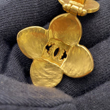 将图像加载到图库查看器中，CHANEL CC Logo Flower Motif Earrings Gold Metal
