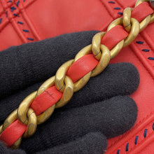 将图像加载到图库查看器中，CHANEL CHANEL19 Chain Shoulder Bag RedAS1160 Lambskin
