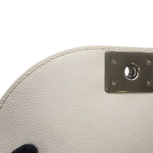 将图像加载到图库查看器中，CHANEL Boy Chanel Chain Shoulder Bag WhiteAS3350 Caviar Leather
