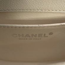 将图像加载到图库查看器中，CHANEL Boy Chanel Chain Shoulder Bag WhiteAS3350 Caviar Leather
