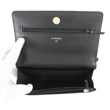 将图像加载到图库查看器中，CHANEL Pearl Chain Wallet BlackAP2579 Lambskin
