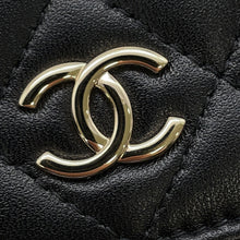 将图像加载到图库查看器中，CHANEL Pearl Chain Wallet BlackAP2579 Lambskin
