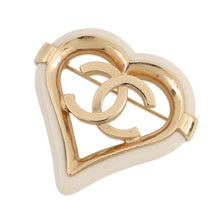 将图像加载到图库查看器中，CHANEL CC Logo Heart Clover Brooch Gold/Ivory Metal Resin
