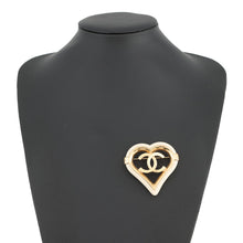 将图像加载到图库查看器中，CHANEL CC Logo Heart Clover Brooch Gold/Ivory Metal Resin

