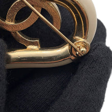 将图像加载到图库查看器中，CHANEL CC Logo Heart Clover Brooch Gold/Ivory Metal Resin
