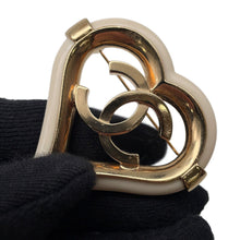 将图像加载到图库查看器中，CHANEL CC Logo Heart Clover Brooch Gold/Ivory Metal Resin
