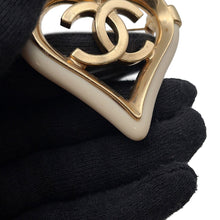 将图像加载到图库查看器中，CHANEL CC Logo Heart Clover Brooch Gold/Ivory Metal Resin
