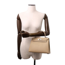 Load image into Gallery viewer, HERMES Kelly Sellier Poussiere Epsom Size 25
