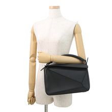 将图像加载到图库查看器中，LOEWE Puzzle bag Black Leather Size Medium
