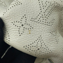 将图像加载到图库查看器中，LOUIS VUITTON Mahina Blanc/BrownM95661 Monogram Mahina Size XS
