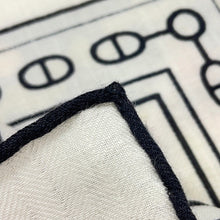 将图像加载到图库查看器中，HERMES Giant Square Cheval de Coeur Bandana Size 140 White/Black Cashmere70% Silk30%
