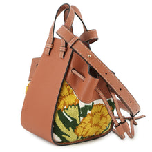 将图像加载到图库查看器中，LOEWE Drawstring Hammock Flora Tan/Multicolor303.30.V07 Calf Leather Canvas Size Mini
