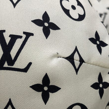 Load image into Gallery viewer, LOUIS VUITTON Damier Fox Intarsia Fur Jacket Size 38 White/Black1A5RDH Fox Raccoon
