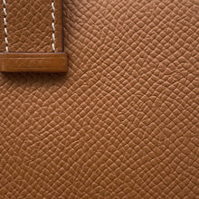 将图像加载到图库查看器中，HERMES Bean compact Gold Epsom
