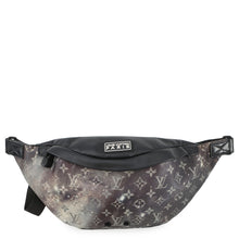 Load image into Gallery viewer, LOUIS VUITTON Discovery Bumback NoirM44444 Monogram / Galaxy
