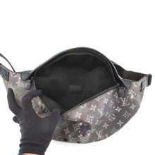 Load image into Gallery viewer, LOUIS VUITTON Discovery Bumback NoirM44444 Monogram / Galaxy
