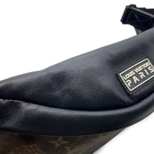 Load image into Gallery viewer, LOUIS VUITTON Discovery Bumback NoirM44444 Monogram / Galaxy
