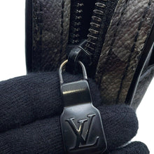 将图像加载到图库查看器中，LOUIS VUITTON Alpha Messenger NoirM44165 Monogram / Galaxy

