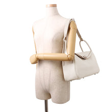 Load image into Gallery viewer, HERMES Lindy Beton Taurillon Clemence Size 26
