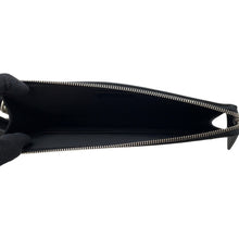 将图像加载到图库查看器中，Valentino Garavani V-Sling Clutch Bag Ivory/Black Leather
