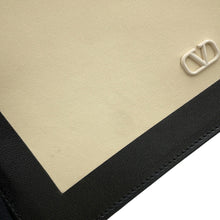 将图像加载到图库查看器中，Valentino Garavani V-Sling Clutch Bag Ivory/Black Leather
