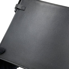 将图像加载到图库查看器中，Valentino Garavani V-Sling Clutch Bag Ivory/Black Leather
